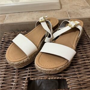 Women’s size 8 platform sandals white